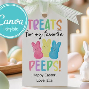 Puede incluir: Una etiqueta de regalo blanca con texto colorido que dice "Treats for my favorite peeps! Happy Easter! Love, Ella". La etiqueta presenta tres Peeps de dibujos animados, uno rosa, uno amarillo y uno azul.