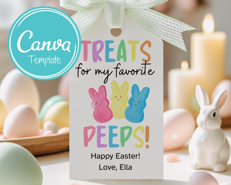 Puede incluir: Una etiqueta de regalo blanca con texto colorido que dice "Treats for my favorite peeps! Happy Easter! Love, Ella". La etiqueta presenta tres Peeps de dibujos animados, uno rosa, uno amarillo y uno azul.