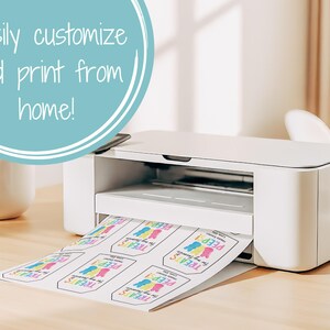 Puede incluir: Una impresora blanca con una hoja de papel saliendo de ella. El papel tiene im&aacute;genes coloridas de peeps de dibujos animados y el texto "PEEP TREATS for my favorite". El texto "Easily customize and print from home!" est&aacute; en un c&iacute;rculo azul sobre la impresora.