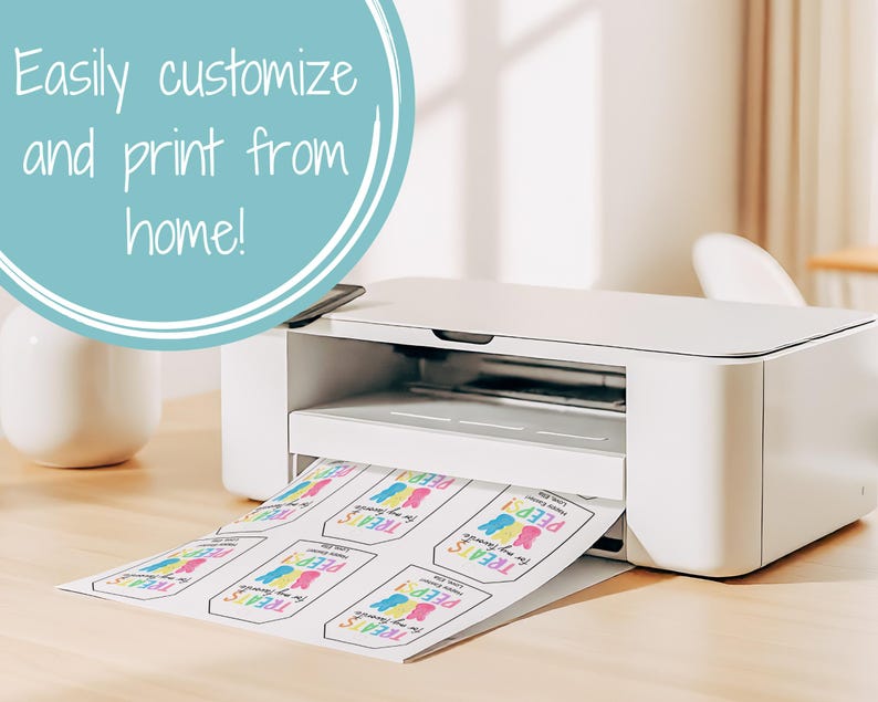 Puede incluir: Una impresora blanca con una hoja de papel saliendo de ella. El papel tiene im&aacute;genes coloridas de peeps de dibujos animados y el texto "PEEP TREATS for my favorite". El texto "Easily customize and print from home!" est&aacute; en un c&iacute;rculo azul sobre la impresora.