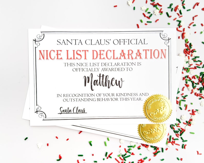 以下が含まれることがあります： 白い証明書に黒い文字と赤いタイトル「NICE LIST DECLARATION」が書かれています。この証明書は、親切で優れた行動を認め、正式にマシューに授与されます。証明書には、「Official Award」という文字と「サンタクロース」の署名が入った金色の印章が押されています。