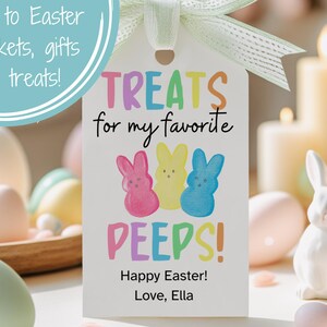 Puede incluir: Una etiqueta de regalo blanca con texto colorido que dice "TREATS for my favorite PEEPS!" y "Happy Easter! Love, Ella". La etiqueta presenta tres Peeps de dibujos animados, uno rosa, uno amarillo y uno azul.