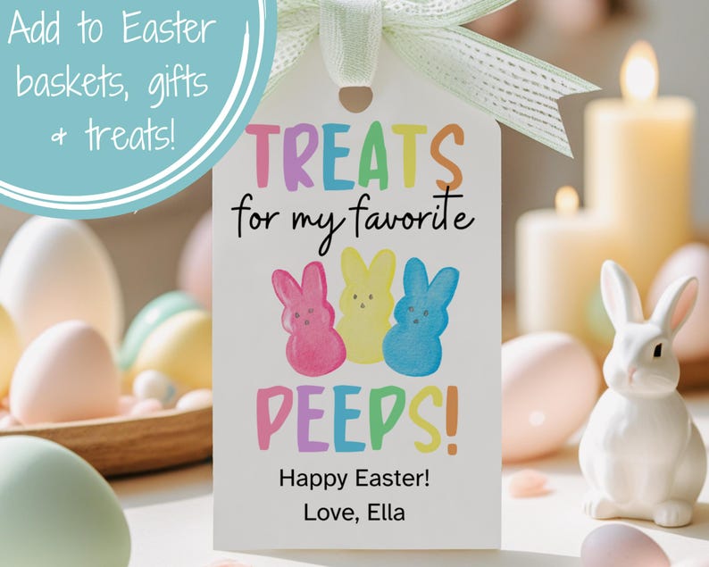 Puede incluir: Una etiqueta de regalo blanca con texto colorido que dice "TREATS for my favorite PEEPS!" y "Happy Easter! Love, Ella". La etiqueta presenta tres Peeps de dibujos animados, uno rosa, uno amarillo y uno azul.
