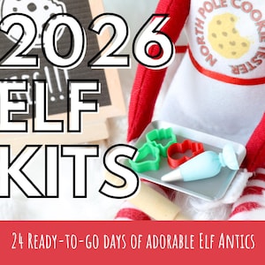 Peut inclure: Une poupée elfe en peluche portant un tablier blanc avec le texte NORTH POLE COOKIE TESTER et un motif de biscuit. L'elfe tient un petit plateau gris contenant deux emporte-pièces verts, un rouge et une poche à douille bleu clair.