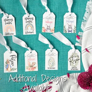 Puede incluir: Un conjunto de ocho etiquetas de regalo de Pascua con varios dise&ntilde;os. Las etiquetas presentan conejos, arco&iacute;ris y patrones florales. Algunas etiquetas tienen nombres personalizados, como Addison y Michael. Las etiquetas est&aacute;n atadas con una cinta blanca y est&aacute;n listas para ser adjuntadas a los regalos.