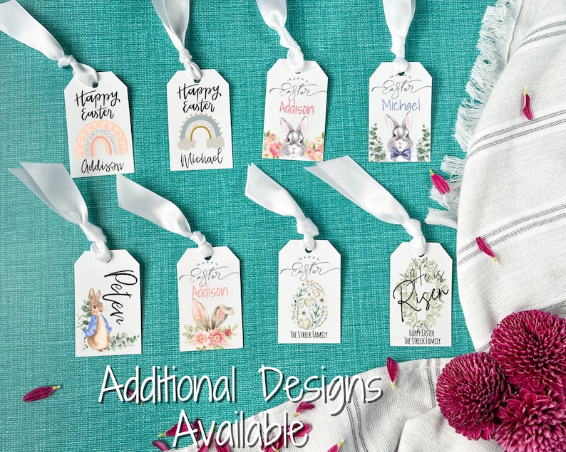Puede incluir: Un conjunto de ocho etiquetas de regalo de Pascua con varios dise&ntilde;os. Las etiquetas presentan conejos, arco&iacute;ris y patrones florales. Algunas etiquetas tienen nombres personalizados, como Addison y Michael. Las etiquetas est&aacute;n atadas con una cinta blanca y est&aacute;n listas para ser adjuntadas a los regalos.