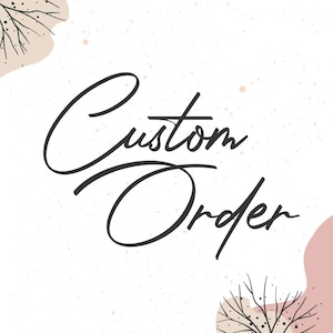 Könnte beinhalten: Ein weißer Hintergrund mit einem schwarzen handgeschriebenen Text, der "Custom Order" lautet. Der Hintergrund hat eine subtile gesprenkelte Textur und zwei abstrakte Formen in Beige und Rosa.