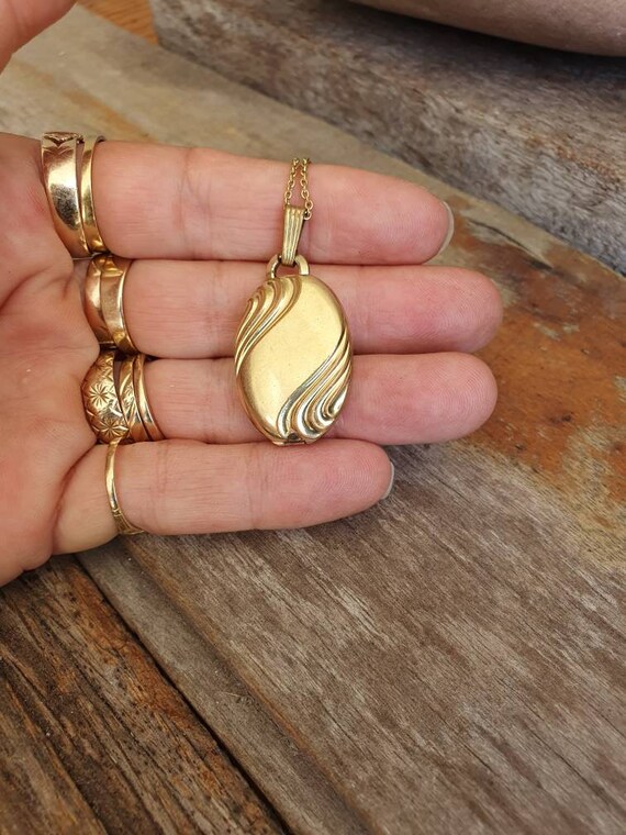 Beautiful Vintage Oval Gold Filled Locket with Fluted Floral Engravings