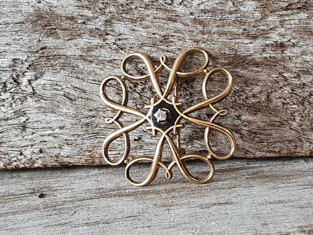 9ct gold brooch