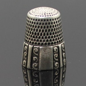 GIFT IDEA !! Hallmarked Antique Collectible Patterned Solid Sterling Silver Sewing Thimble Size 8