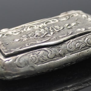 GIFT IDEA !! Gorgeous Detailed Floral Relief Solid 800 Silver Pill Box Collectible