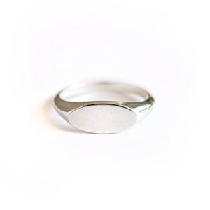 Silver Little Oval Signet Ring, Oval Signet Ring, Silver Signet Ring, Small Signet Ring, Ring Engraving, Holiday Gift, Gift for Her