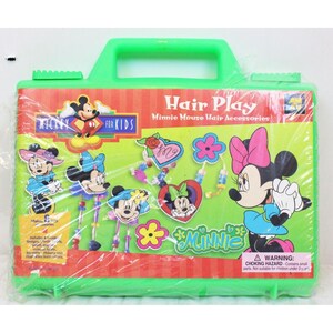 Pode incluir: Uma caixa de transporte de plástico verde com um logotipo do Mickey Mouse e as palavras "Hair Play" e "Minnie Mouse Hair Accessories". A caixa contém uma variedade de acessórios para cabelo coloridos com a Minnie Mouse.