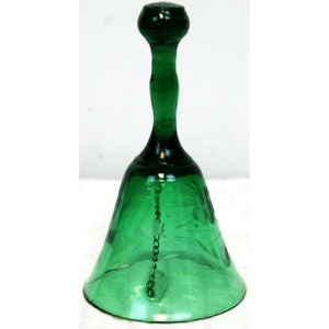 Campana in vetro verde vintage con motivo floreale inciso e batacchio in vetro a catena