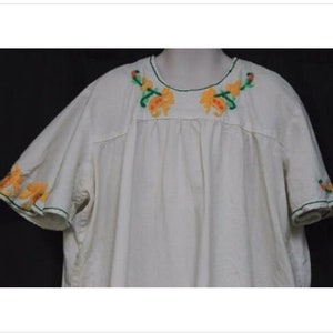 VTG des années 1970 pour filles sz 14/16 chemise blanche fait main fleur jaune Mod hippie bohème image 2