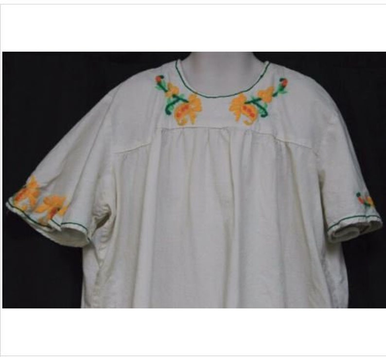 VTG des années 1970 pour filles sz 14/16 chemise blanche fait main fleur jaune Mod hippie bohème image 2