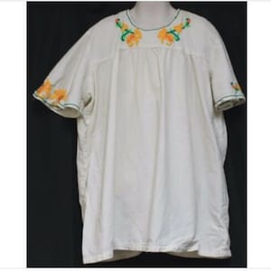 VTG des années 1970 pour filles sz 14/16 chemise blanche fait main fleur jaune Mod hippie bohème image 1
