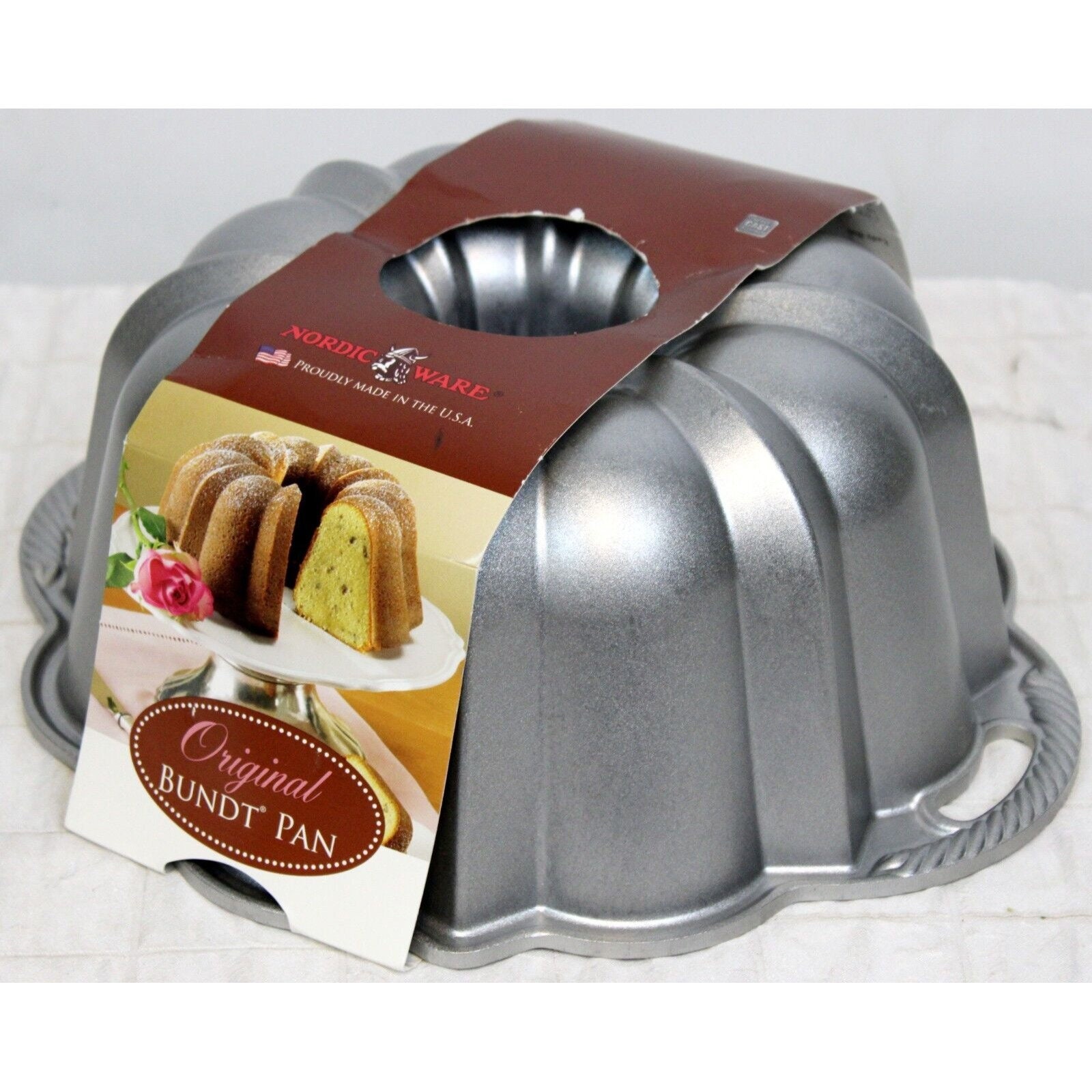 Nordic Ware Original Bundt 12 x 10 13/16 x 4 1/2 Non-Stick Cast Aluminum  Fluted Bundt Cake Pan - 15 Cup Capacity 50012