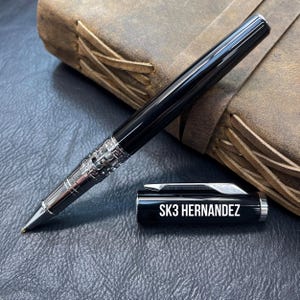 Balpen met zwarte lak en gepersonaliseerde gravure, ideaal als relatiegeschenk of handtekeningpen.
