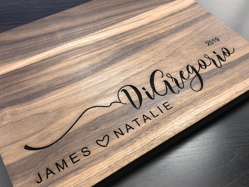 Personalized Cutting Board Wedding Gift, Custom Wedding & Anniversary Gift for Couples, Housewarming New Home Kitchen Decor Gift,Engraved, imagem 1