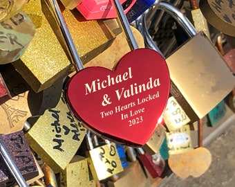 Op maat gegraveerd rood liefdesslot voor bruggen, gepersonaliseerd trouwslot als cadeau voor een stel.