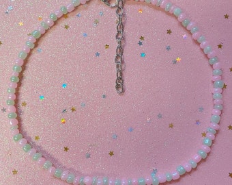 Gargantilla básica hecha a mano con cuentas de semillas en rosa pastel y verde