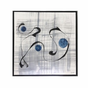Peut inclure: Peinture abstraite avec un fond argenté et des coups de pinceau noirs. Trois cercles bleus sont dispersés sur la toile. La peinture est encadrée en noir.