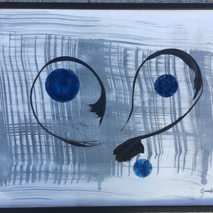Può includere: Dipinto astratto con sfondo bianco e linee nere. Tre cerchi blu sono dipinti sulla tela. La firma dell'artista, "Guimete", è in basso a destra.