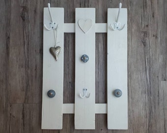 Kinder-Garderobe weiss Herz, individuelle Knäufe und Haken 60 x 41 cm, Echte Handarbeit