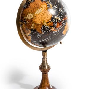 Globe terrestre noir antique sur support en laiton et bois poli, carte du monde 3D, globe noir de taille moyenne, accessoires de décoration de bureau à domicile, bibliothèque de la planète Terre