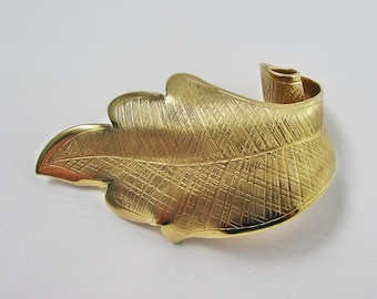 Vintage Giovanni Gold Tone Leaf Brooch. Giovanni Hallmark  display picture 1