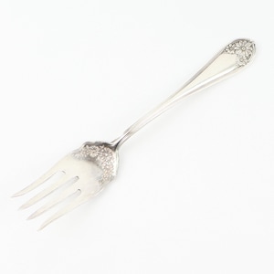 以下が含まれることがあります： ハンドルに装飾的な花の模様が施された銀製のフォーク。フォークは4本の歯があり、状態は良好です。