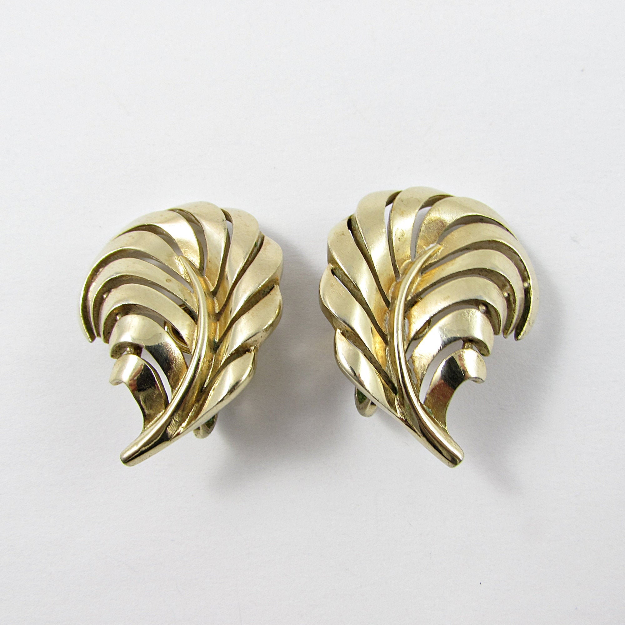 Vintage Trifari Clip on Earrings Gold Tone Feathers Vintage Clip on Costume Jewelry Crown Trifari Vintage 1960s Etsy Canada