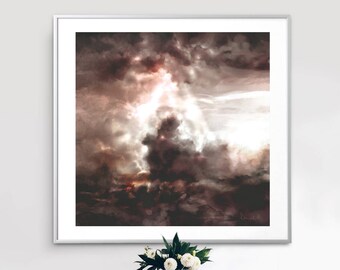 Peut inclure: Une peinture abstraite encadrée représentant un ciel orageux dans des tons de brun, gris et blanc. La peinture est accrochée à un mur blanc au-dessus d'une table à manger avec deux chaises noires.