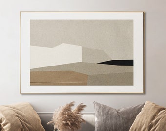 Könnte beinhalten: Ein graues Sofa mit braunen Kissen steht vor einem gerahmten abstrakten Kunstdruck mit geometrischen Formen in Braun-, Weiß- und Schwarztönen. Zwei goldene Beistelltische mit weißen Marmorplatten stehen vor dem Sofa.