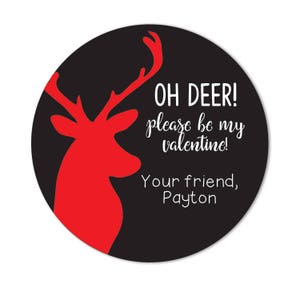 Op de afbeelding: Een zwarte en rode Valentijnsdag sticker met een rood hert silhouet en de tekst "Oh Deer! Please be my Valentine! Your friend, Payton".