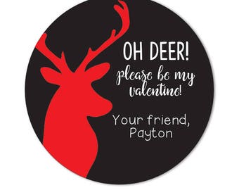 Könnte beinhalten: Ein schwarzer und roter Valentinstag-Aufkleber mit einer roten Hirsch-Silhouette und dem Text "Oh Deer! Please be my Valentine! Your friend, Payton".