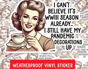 C'est déjà la saison de la Troisième Guerre mondiale et j'ai toujours mon sticker décorations en cas de pandémie | Rétro autocollant politique drôle | Sticker snarky femme années 50