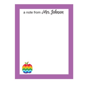 以下が含まれることがあります： 紫色の縁取りのあるメモ用紙で、上部に「a note from Mrs. Johnson」というテキストがあります。左下の隅に虹色のシェブロンのリンゴがあります。