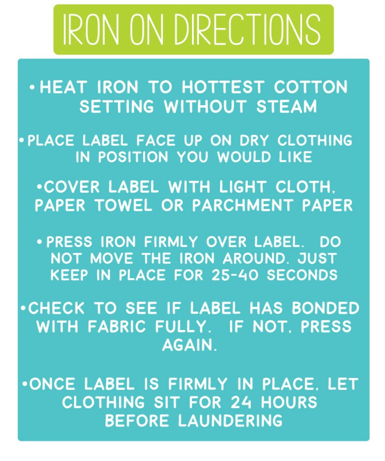 Op de afbeelding: Een turquoiseblauw instructieblad met witte tekst die uitlegt hoe je een label kunt strijken. De tekst luidt "IRON ON DIRECTIONS" en bevat instructies zoals "Verwarm het strijkijzer op de heetste katoenen stand zonder stoom" en "Strijk het strijkijzer stevig over het label. Beweeg het strijkijzer niet. Houd het 25-40 seconden op zijn plaats."