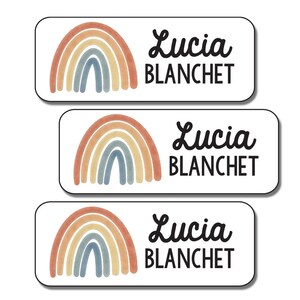 Puede incluir: Tres etiquetas rectangulares blancas con un dise&ntilde;o de arco&iacute;ris de acuarela y el nombre "Lucia Blanchet" en texto negro.