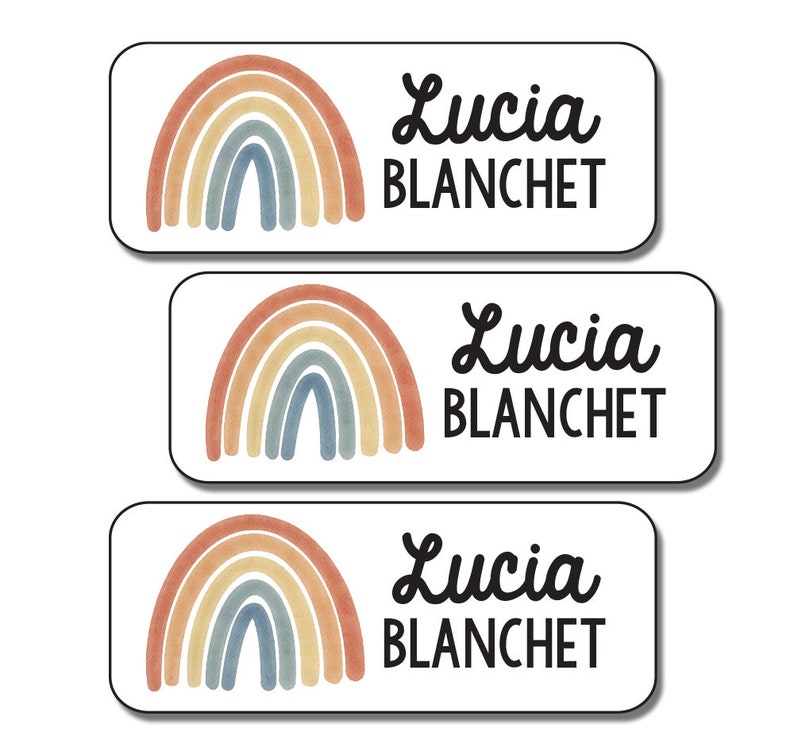 Puede incluir: Tres etiquetas rectangulares blancas con un dise&ntilde;o de arco&iacute;ris de acuarela y el nombre "Lucia Blanchet" en texto negro.