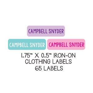 Op de afbeelding: Paarse, turquoise en roze strijklabels voor kleding met de tekst "CAMPBELL SNYDER" erop gedrukt. De labels zijn 1,75 inch bij 0,5 inch en er zijn in totaal 65 labels.