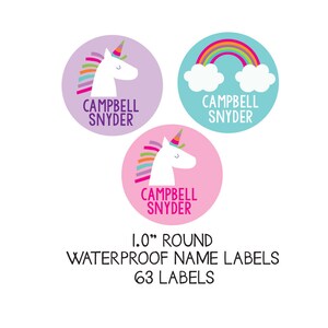 Op de afbeelding: Drie ronde, waterdichte naamstickers met een eenhoorn- en regenboogontwerp. De stickers hebben de naam "Campbell Snyder" in roze en paarse tekst.