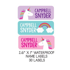 Op de afbeelding: Set van 30 waterdichte naamstickers met een eenhoorn- en regenboogontwerp. De stickers zijn 6,6 cm bij 2,5 cm en zeggen "Campbell Snyder" in roze en paarse tekst.