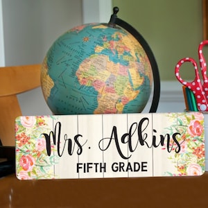 Personalized Teacher Sign, Teacher Appreciation Gift, Door Hanger, metal name plate, Flower Door Sign, Teacher Name Sign, Gift for Teacher