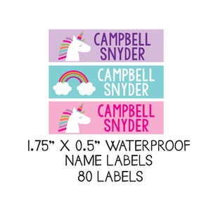 Op de afbeelding: Een set van 80 waterdichte naamstickers met een eenhoorn- en regenboogontwerp. De stickers zijn 4,4 cm bij 1,3 cm en zijn perfect voor het labelen van schoolbenodigdheden, lunchboxen en andere items.