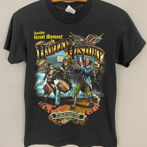 Vintage Harley Davidson motorfiets T-shirt ZELDZAAM 80s &quot;Harley in History&quot; graphic T-shirt 1989 volkslied bikershirt, klein