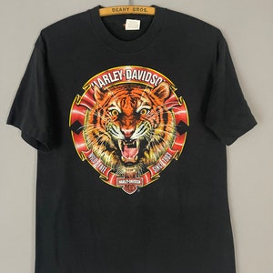Camiseta vintage Harley Davidson Motorcycle “Wild and Free” Camiseta vintage dos anos 90 com tigre, Drag Bike Redondo Beach California