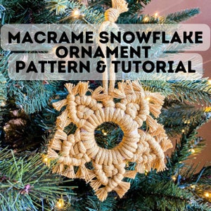 Puede incluir: Un adorno de copo de nieve de macramé colgado de un árbol de Navidad. El adorno está hecho con cordón beige natural y tiene un centro circular. El texto "MACRAME SNOWFLAKE ORNAMENT PATTERN & TUTORIAL" se muestra sobre el adorno.